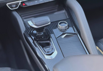 Подержанный автомобиль Geely Monjaro 2024 года (18 фото)