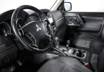Подержанный автомобиль Mitsubishi Pajero 2013 года (9 фото)