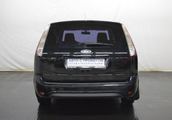 Подержанный автомобиль Ford Focus Wagon 2010 года (6 фото)