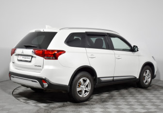 Подержанный автомобиль Mitsubishi Outlander 2019 года (5 фото)