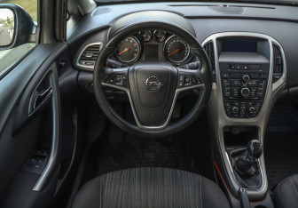 Подержанный автомобиль Opel Astra Hatchback 2011 года (12 фото)