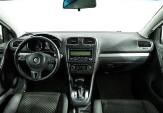 Подержанный автомобиль Volkswagen Golf Hatchback 2010 года (13 фото)