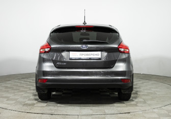 Подержанный автомобиль Ford Focus Hatchback 2017 года (6 фото)
