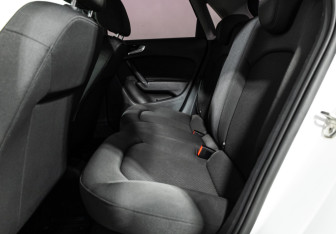 Подержанный автомобиль Audi A1 2014 года (10 фото)
