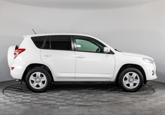 Подержанный автомобиль Toyota RAV4 2010 года (4 фото)