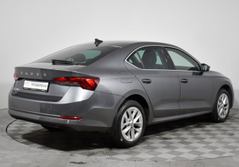 Подержанный автомобиль Skoda Octavia Liftback 2021 года (5 фото)
