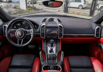 Подержанный автомобиль Porsche Cayenne 2014 года (12 фото)
