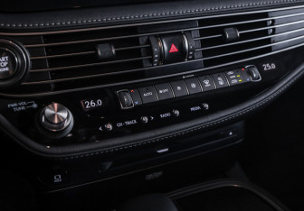 Подержанный автомобиль Lexus LS 2021 года (22 фото)