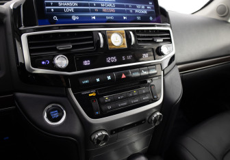 Подержанный автомобиль Toyota Land Cruiser Suv 2015 года (24 фото)