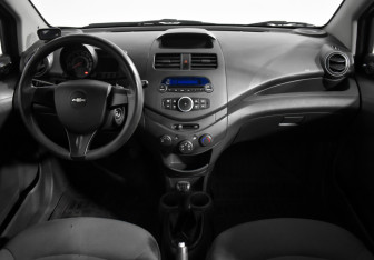 Подержанный автомобиль Chevrolet Spark 2012 года (13 фото)