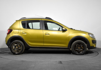 Подержанный автомобиль Renault Sandero 2018 года (4 фото)