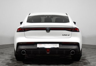 Подержанный автомобиль Changan UNI-V 2023 года (6 фото)