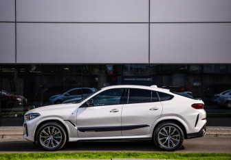 Подержанный автомобиль BMW X6 2020 года (10 фото)