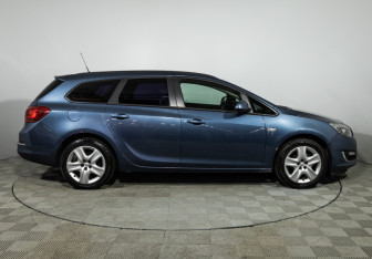 Подержанный автомобиль Opel Astra Wagon 2013 года (4 фото)