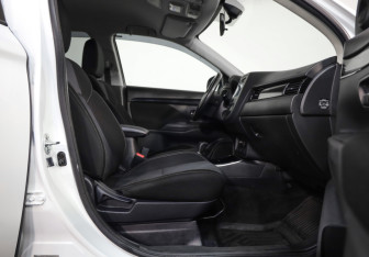 Подержанный автомобиль Mitsubishi Outlander 2019 года (24 фото)
