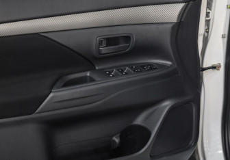 Подержанный автомобиль Mitsubishi Outlander 2017 года (19 фото)