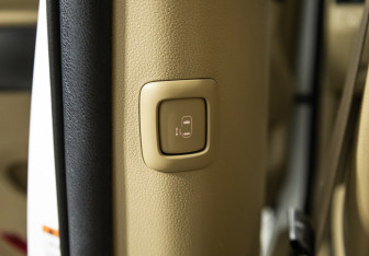 Подержанный автомобиль Kia Carnival 2020 года (16 фото)