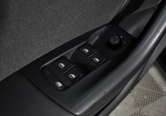 Подержанный автомобиль Audi Q3 2015 года (13 фото)