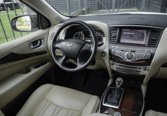 Подержанный автомобиль Infiniti QX60 2017 года (11 фото)