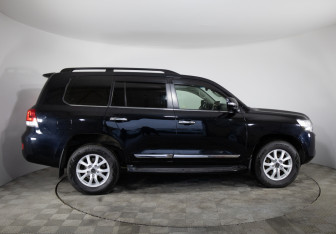 Подержанный автомобиль Toyota Land Cruiser Suv 2015 года (4 фото)