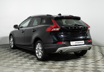 Подержанный автомобиль Volvo V40 Cross Country 2017 года (7 фото)