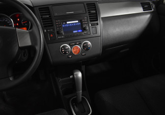 Подержанный автомобиль Nissan Tiida Hatchback 2013 года (19 фото)