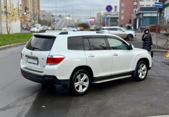 Подержанный автомобиль Toyota Highlander 2010 года (4 фото)