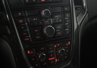 Подержанный автомобиль Opel Astra Hatchback 2013 года (13 фото)