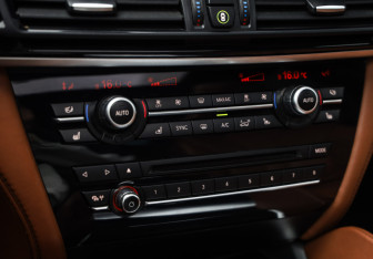 Подержанный автомобиль BMW X5 M 2016 года (23 фото)