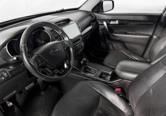 Подержанный автомобиль Kia Sorento 2014 года (9 фото)