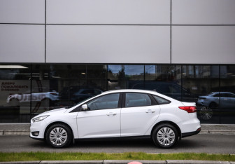 Подержанный автомобиль Ford Focus Sedan 2018 года (9 фото)