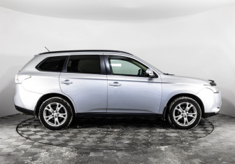 Подержанный автомобиль Mitsubishi Outlander 2013 года (4 фото)