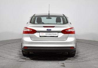 Подержанный автомобиль Ford Focus Sedan 2011 года (6 фото)
