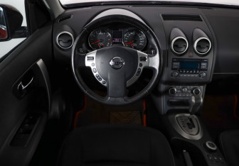 Подержанный автомобиль Nissan Qashqai 2011 года (11 фото)