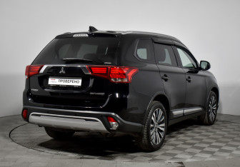 Подержанный автомобиль Mitsubishi Outlander 2019 года (5 фото)
