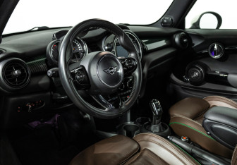 Подержанный автомобиль MINI Hatch 2019 года (11 фото)