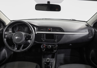 Подержанный автомобиль Kia Rio Sedan 2017 года (9 фото)