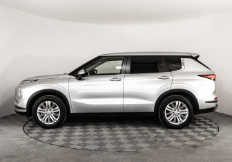 Подержанный автомобиль Mitsubishi Outlander 2022 года (10 фото)