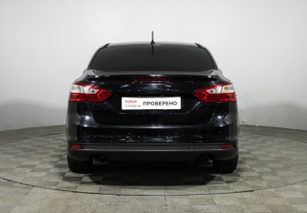 Подержанный автомобиль Ford Focus Sedan 2012 года (6 фото)