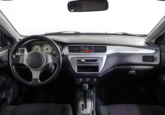 Подержанный автомобиль Mitsubishi Lancer Sedan 2006 года (10 фото)