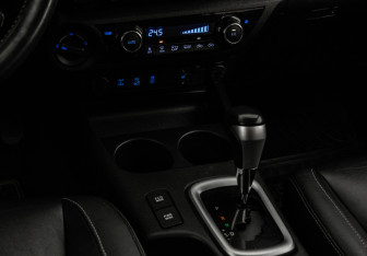 Подержанный автомобиль Toyota Hilux 2016 года (13 фото)