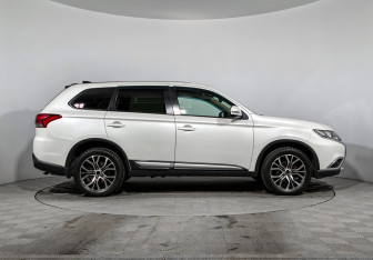 Подержанный автомобиль Mitsubishi Outlander 2018 года (4 фото)