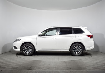 Подержанный автомобиль Mitsubishi Outlander 2022 года (8 фото)