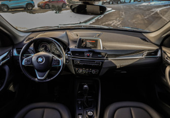 Подержанный автомобиль BMW X1 2017 года (12 фото)