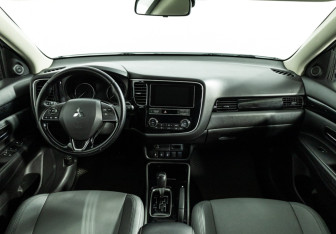 Подержанный автомобиль Mitsubishi Outlander 2019 года (13 фото)
