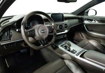 Подержанный автомобиль Kia Stinger 2018 года (11 фото)