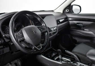 Подержанный автомобиль Mitsubishi Outlander 2022 года (9 фото)