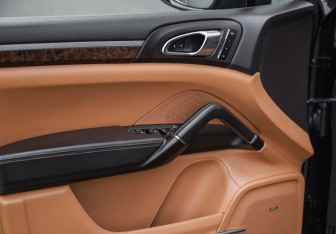Подержанный автомобиль Porsche Cayenne 2015 года (23 фото)