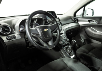 Подержанный автомобиль Chevrolet Orlando 2013 года (11 фото)