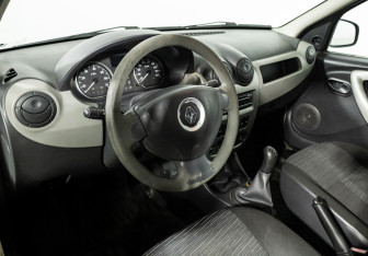 Подержанный автомобиль Renault Logan Sedan 2011 года (11 фото)
